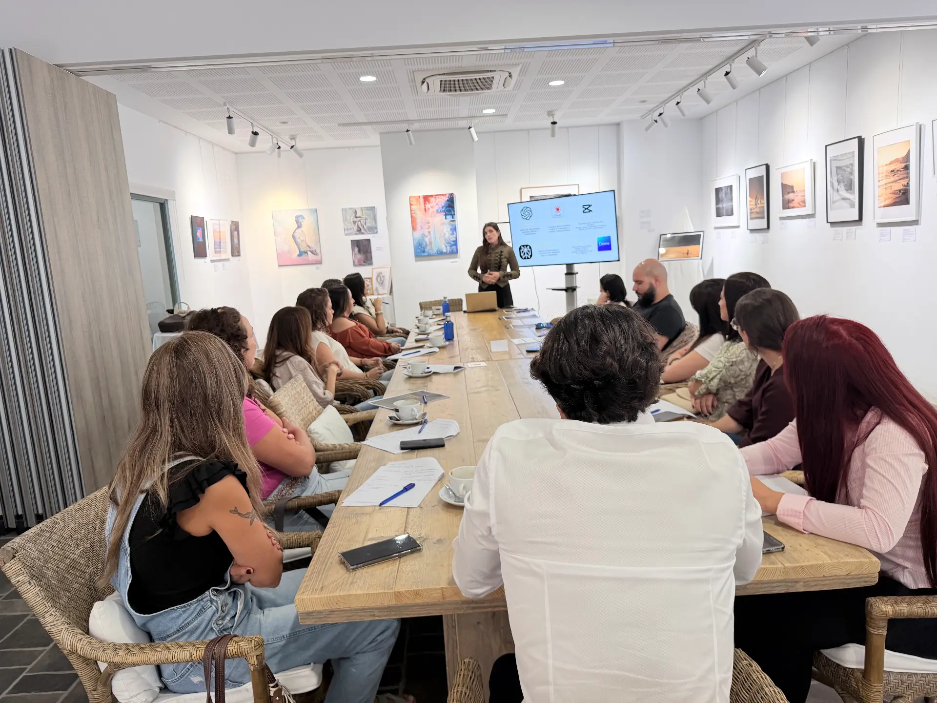 María Martínez compartiendo la conferencia con los asistentes
