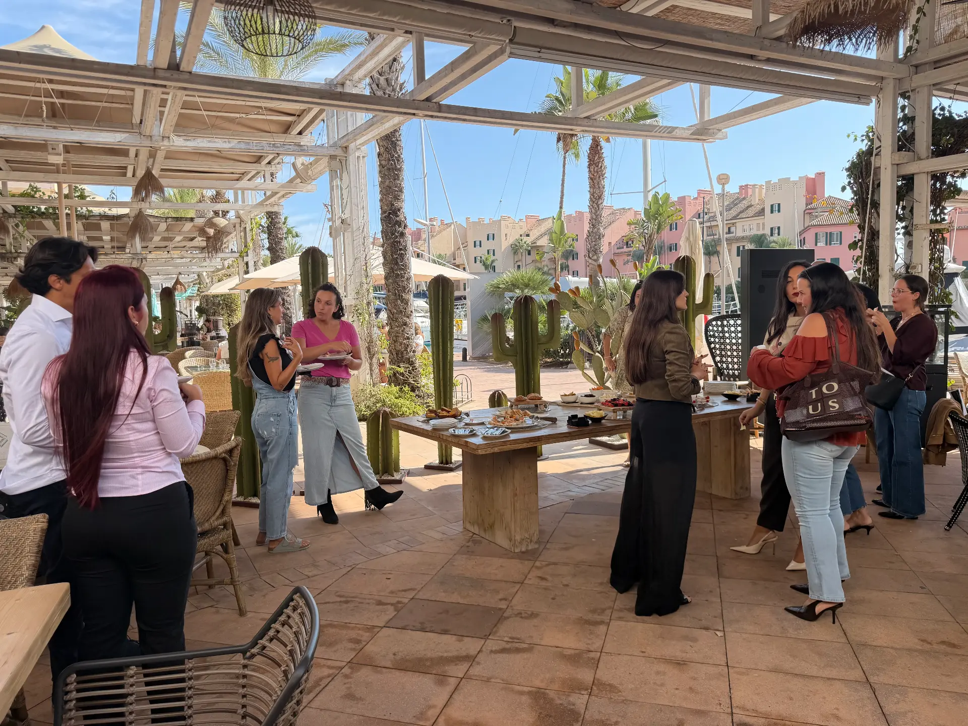 Asistentes conversando en la terraza durante el networking